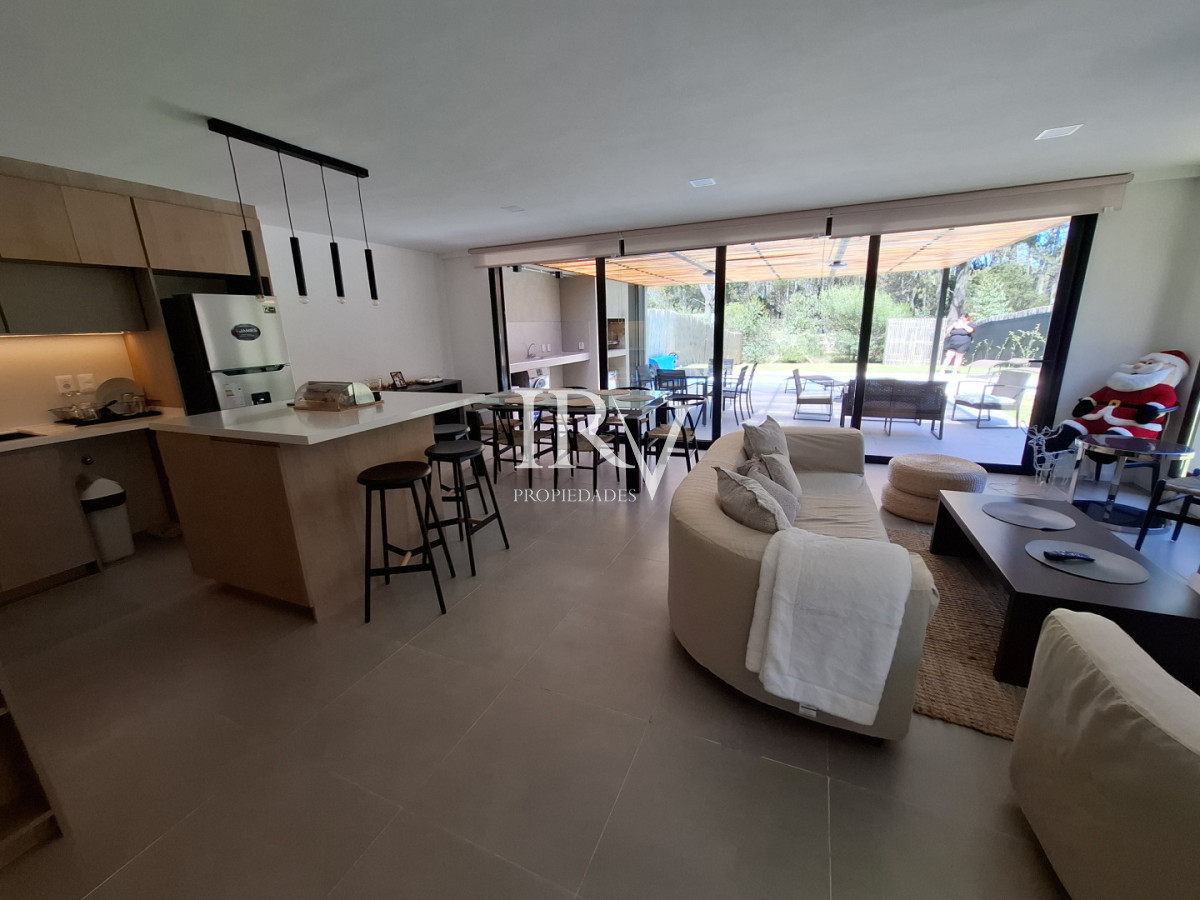 Casa ID.926 - Casa Nueva en Venta  4 Suites con Piscina y Parrillero en Solanas ,Punta del Este