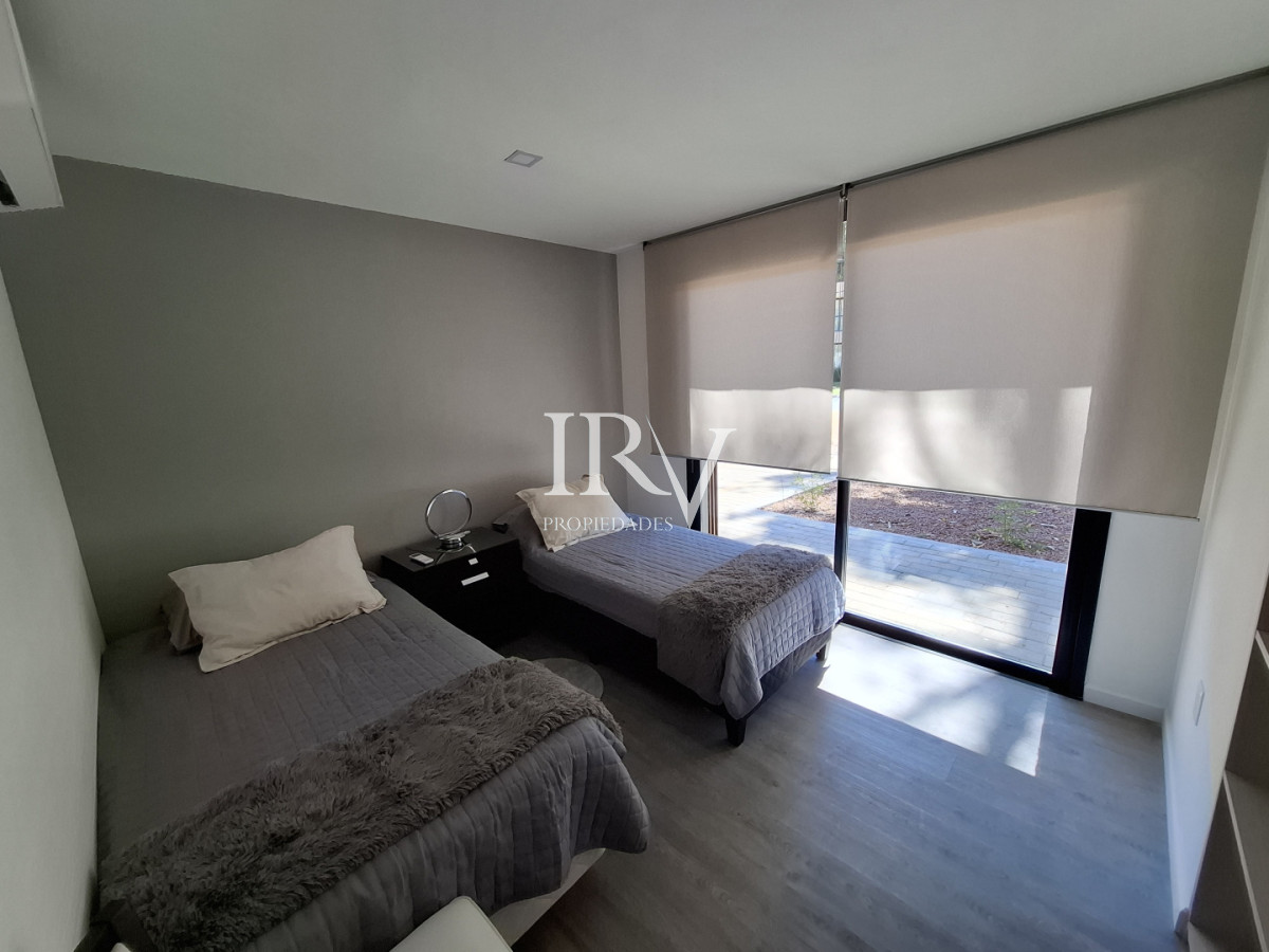 Casa ID.926 - Casa Nueva en Venta  4 Suites con Piscina y Parrillero en Solanas ,Punta del Este