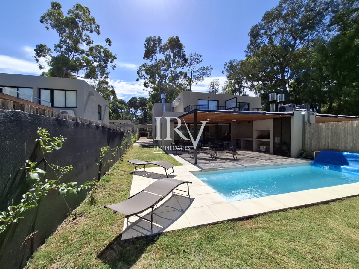 Casa ID.926 - Casa Nueva en Venta  4 Suites con Piscina y Parrillero en Solanas ,Punta del Este