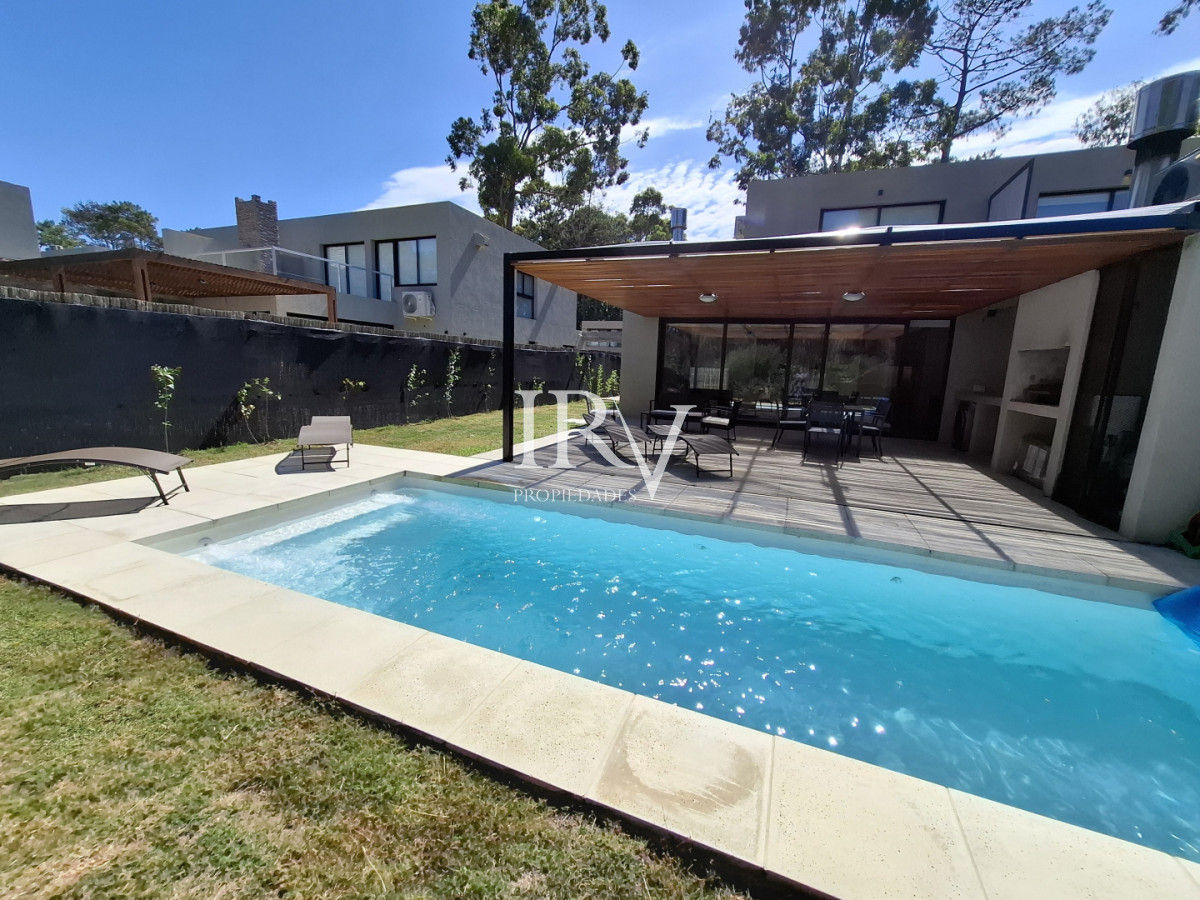 Casa ID.926 - Casa Nueva en Venta  4 Suites con Piscina y Parrillero en Solanas ,Punta del Este