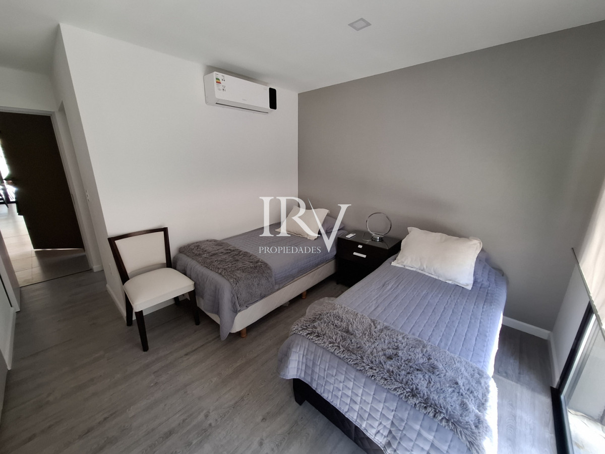 Casa ID.926 - Casa Nueva en Venta  4 Suites con Piscina y Parrillero en Solanas ,Punta del Este