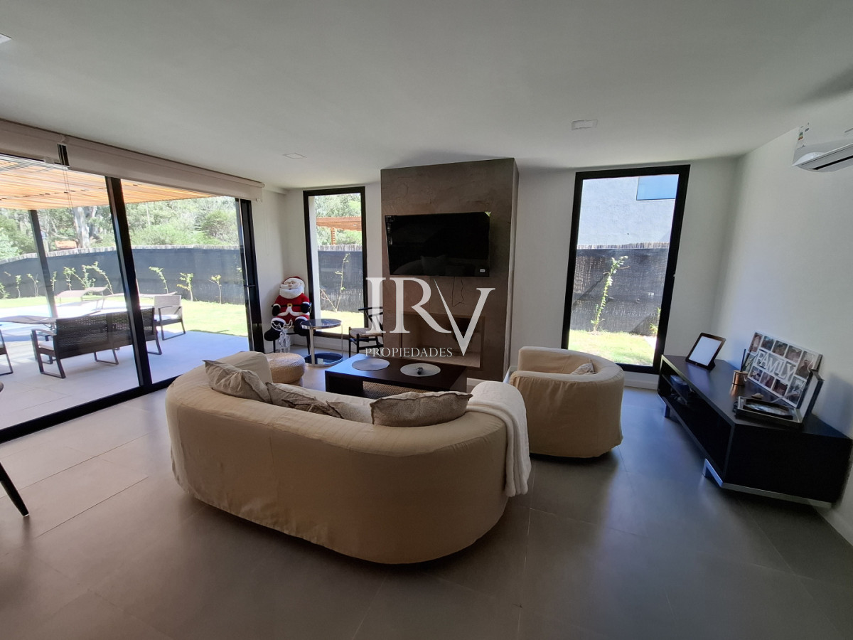 Casa ID.926 - Casa Nueva en Venta  4 Suites con Piscina y Parrillero en Solanas ,Punta del Este