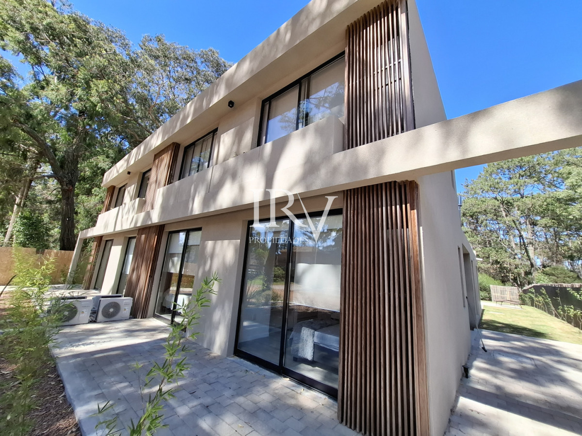 Casa ID.926 - Casa Nueva en Venta  4 Suites con Piscina y Parrillero en Solanas ,Punta del Este
