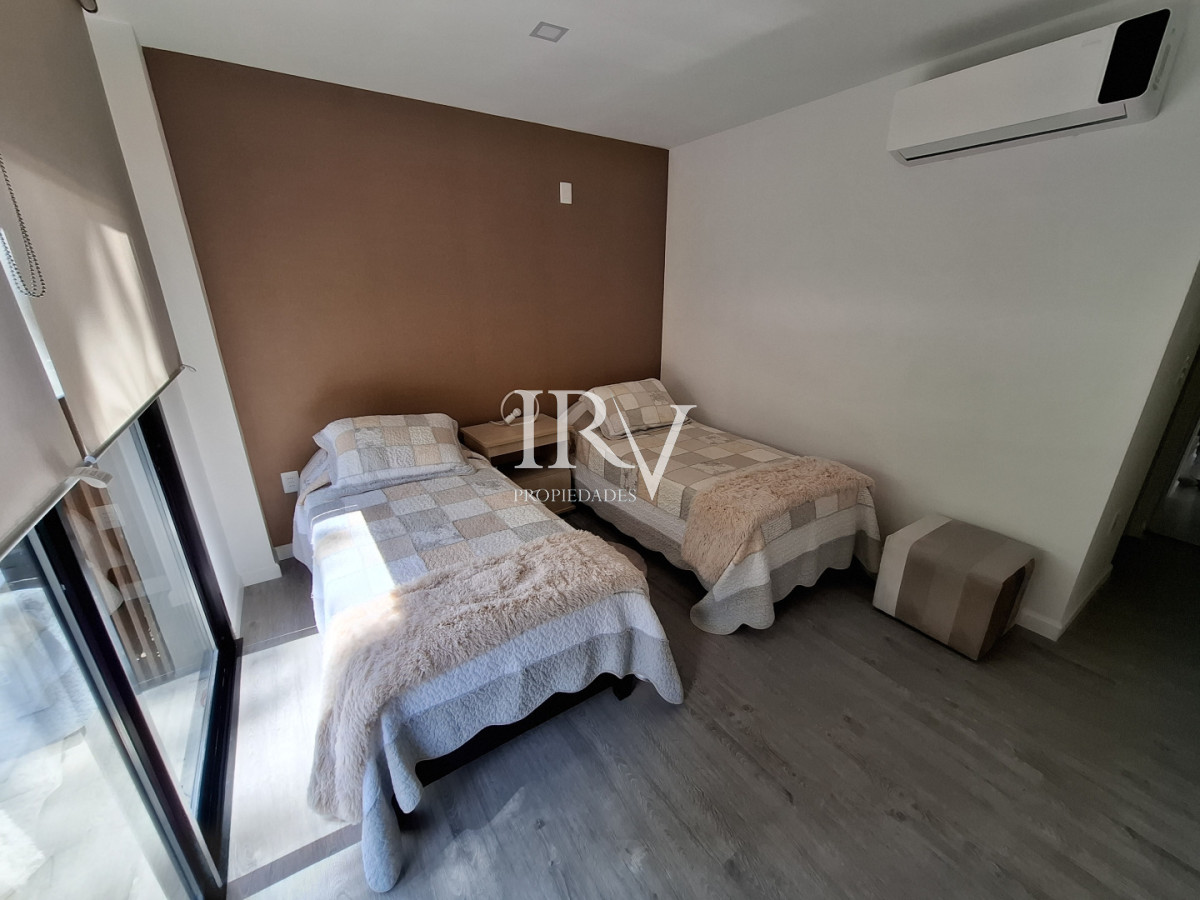 Casa ID.926 - Casa Nueva en Venta  4 Suites con Piscina y Parrillero en Solanas ,Punta del Este