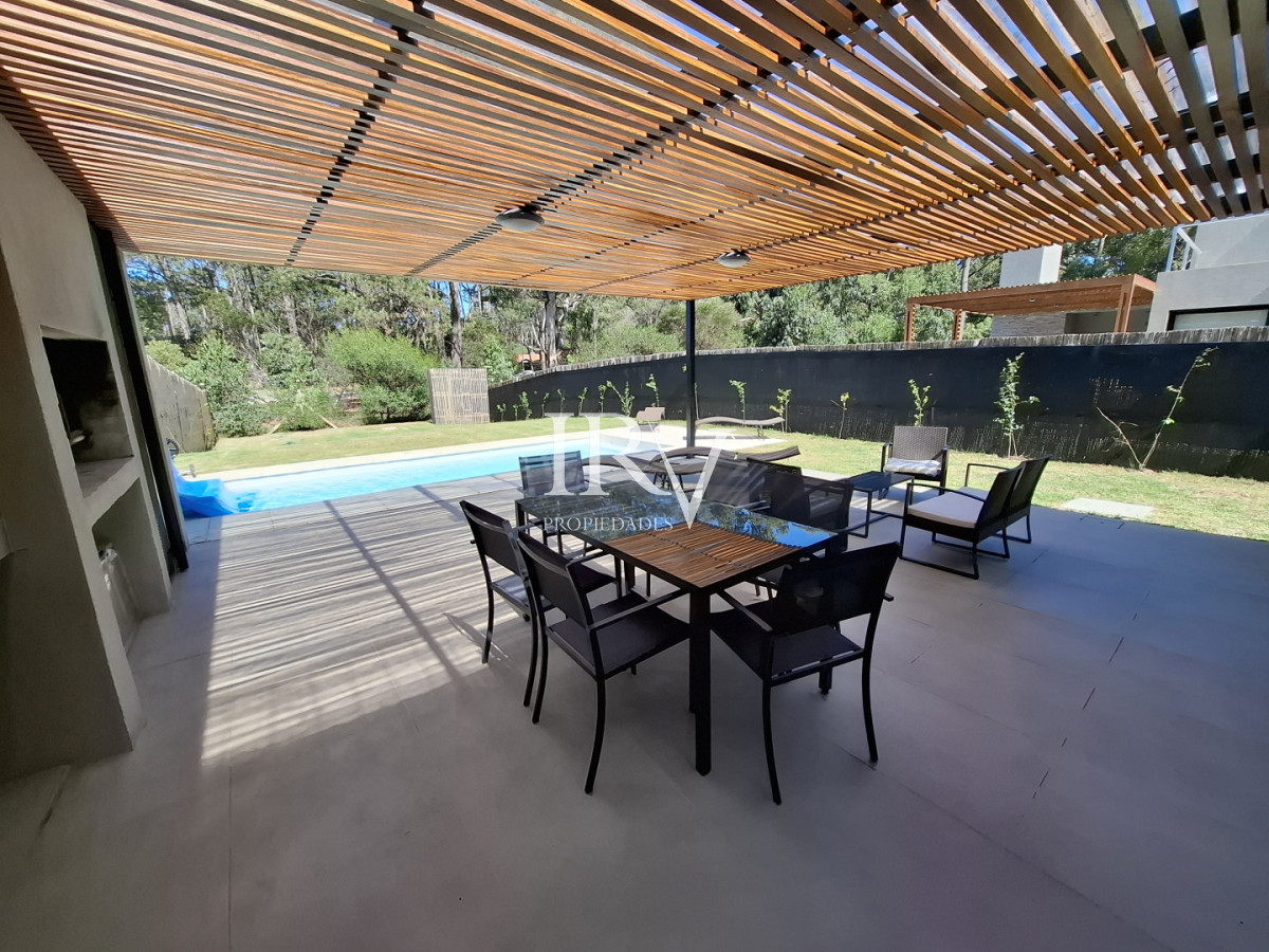 Casa ID.926 - Casa Nueva en Venta  4 Suites con Piscina y Parrillero en Solanas ,Punta del Este