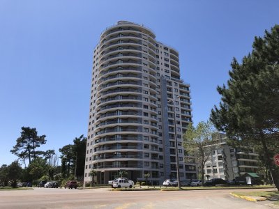 VENTA DE APARTAMENTO DE 2 DORMITORIOS EN EDIFICIO STRADIVARIUS PUNTA DEL ESTE 