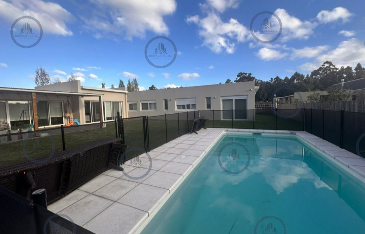 Excelente Casa de 4 Dormitorios y Piscina en Punta Ballena — fotografía 2