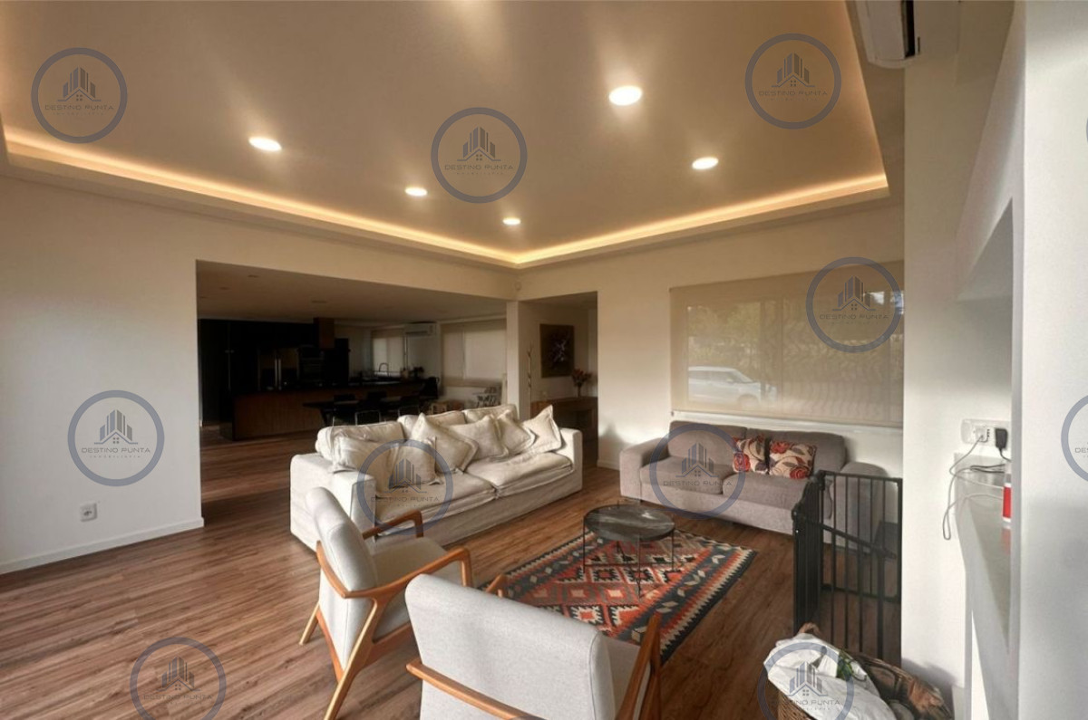Excelente Casa de 4 Dormitorios y Piscina en Punta Ballena — fotografía 3