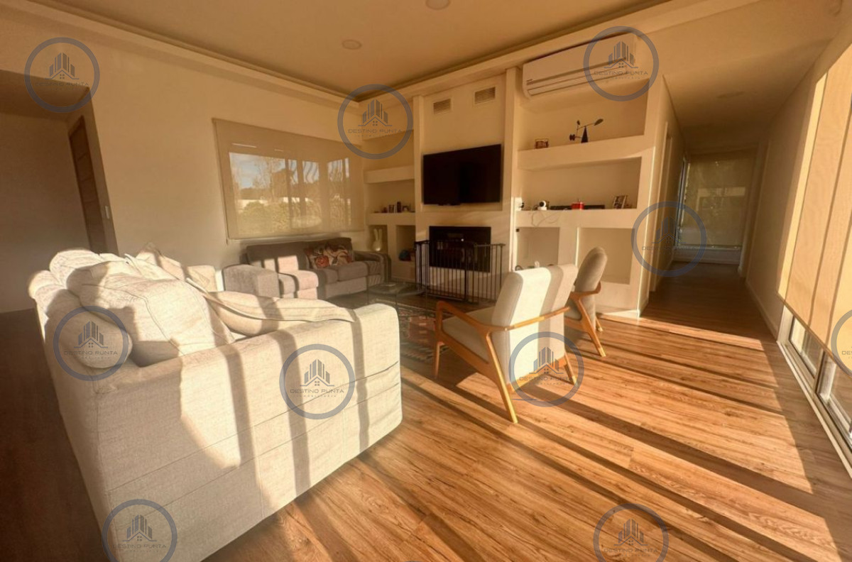 Excelente Casa de 4 Dormitorios y Piscina en Punta Ballena — fotografía 1