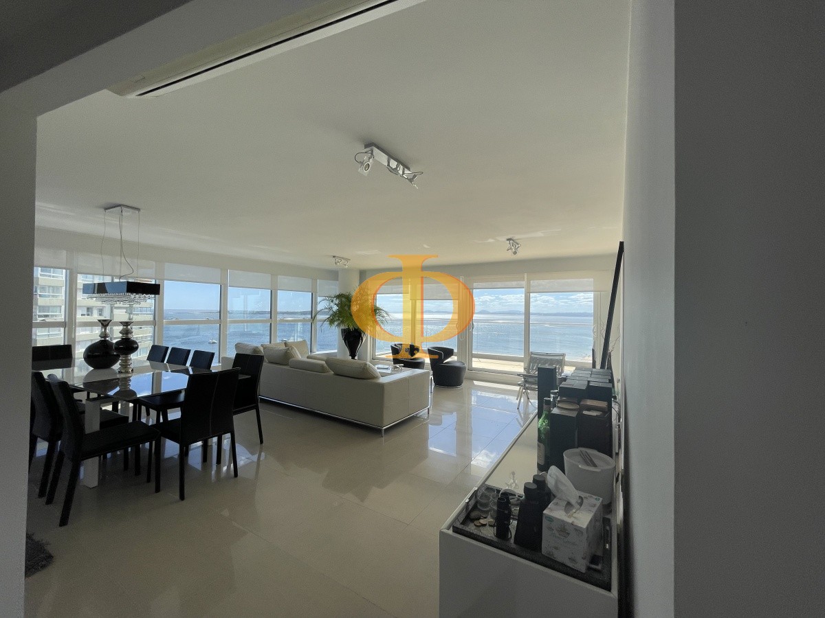 Apartamento ID.826 - Playa Mansa, excelente planta de 3 suites mas dependencia, 2 amplias terrazas , Mansa y Brava.