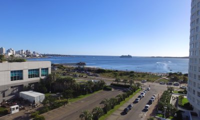 Frente a Hotel Enjoy y a metros del Playa Mansa. A estrenar