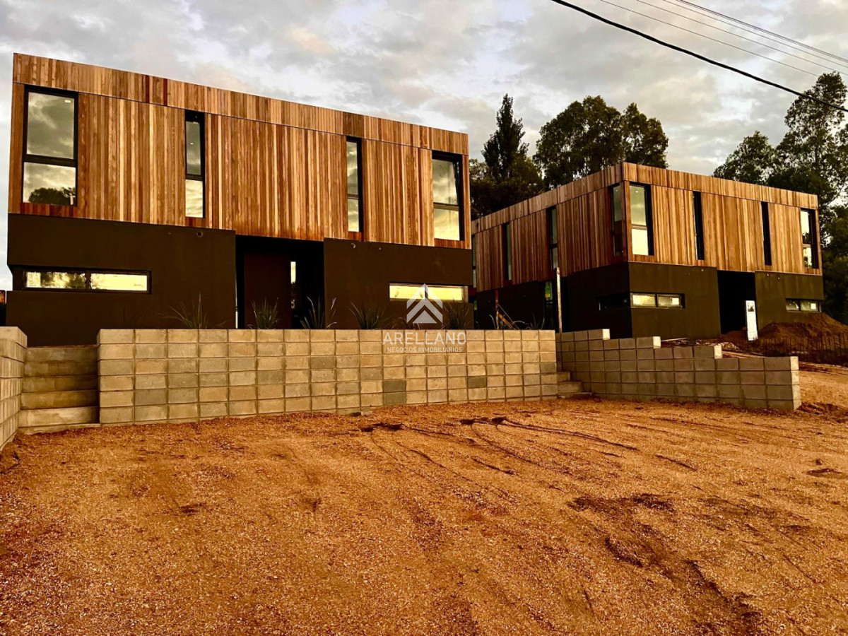 Casa ID.4875 - Venta - Casa - 2 Dormitorios - 2 baños - Punta del Este - Excelente Ubicación