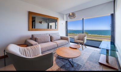 venta de Departamento de 2 dormitorios en suite, terraza con parrilla propia, en primera linea de la Mansa