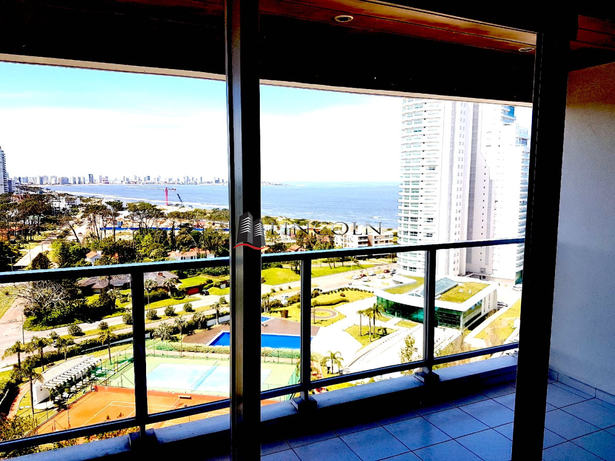 Apartamento de 3 dormitorios y dependencia de servicio, living comedor, comedor diario 4 baños. - LLN188A
