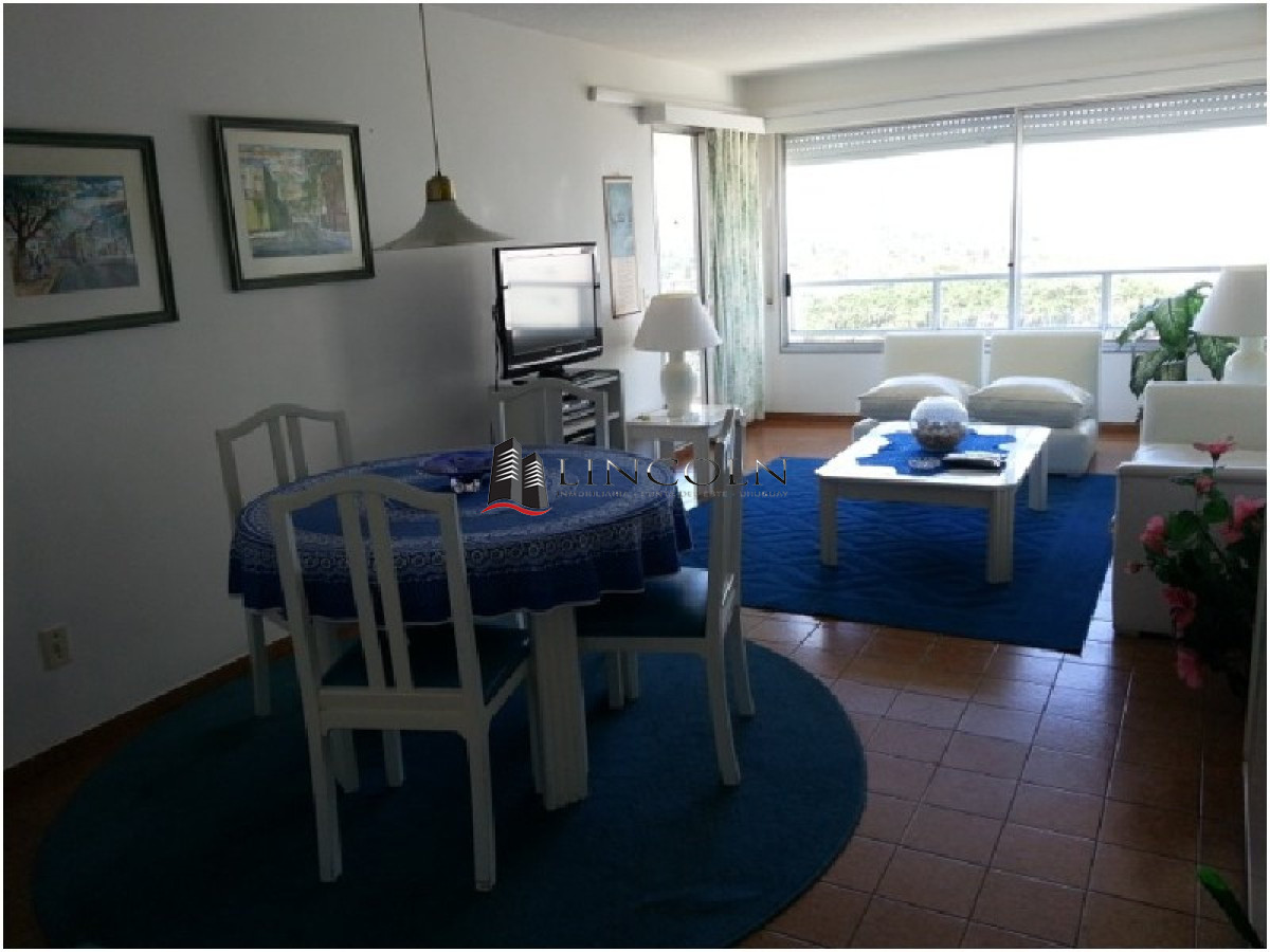 Apartamento de 2 dormitorios y dependencia de servicio en playa mansa frente al mar. - LLN122A
