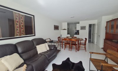 Apartamento de 2 dormitorios 2 baños en edificio frente al mar
