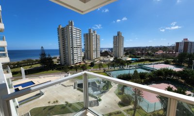 Venta - Punta del Este - Lincoln Center - Apartamento de 2 dormitorios y Dependencia de Servicio - Frente a la playa