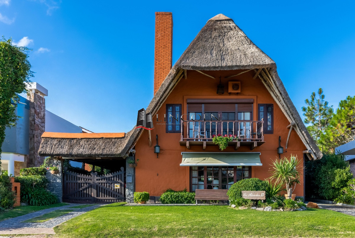  Hermosa Casa en Venta con Piscina a 100 mts de la mansa - LLN836C