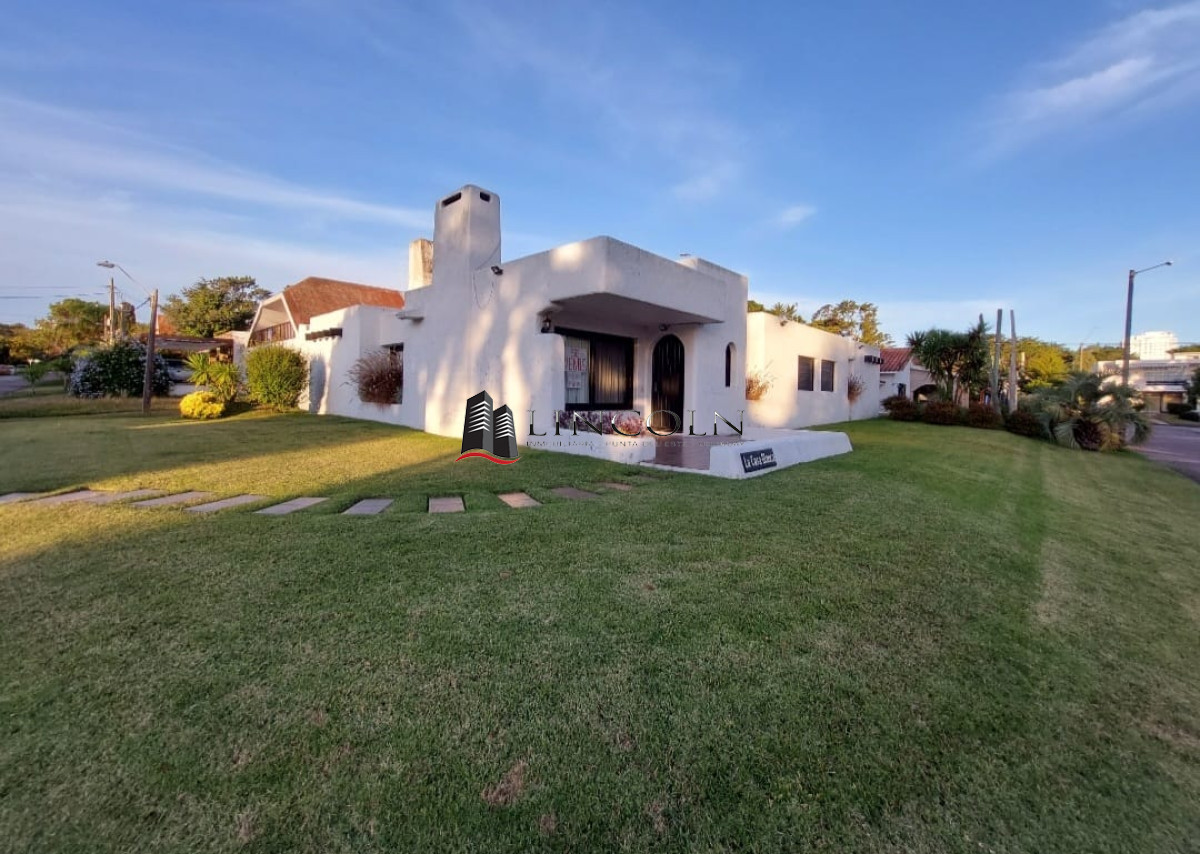Venta - Casa - 3 Dormitorios - 2 baños - Punta del Este - Excelente Ubicación - LLN1570C