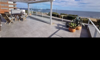 Venta - Casa 5 Dormitorios -  Frente al Mar - Mansa - Punta del Este