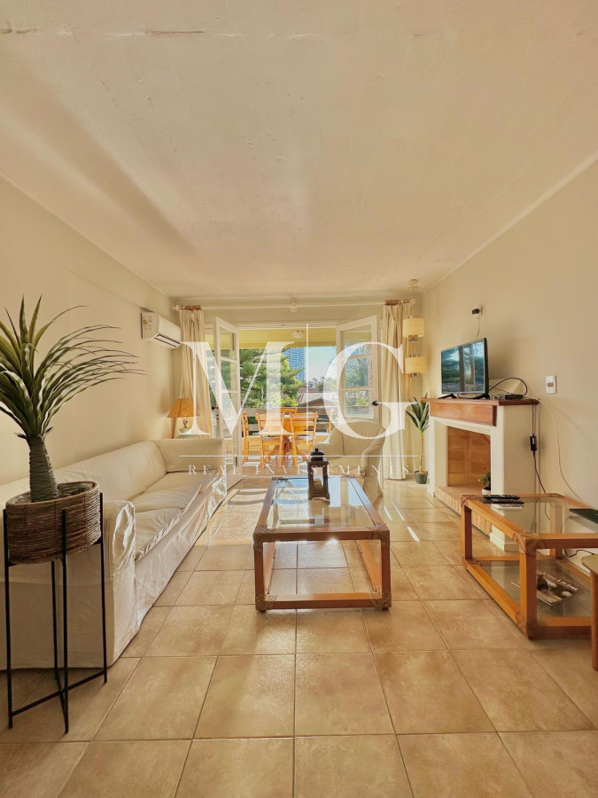 Apartamento ID.1196 - Alquiler Anual Apartamento 2 dormitorios zona Mansa, parrillero, cochera; Gc incluidos
