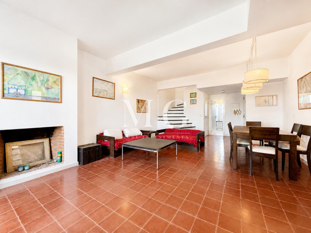 Apartamento ID.1576 - Dúplex con gran potencial, vista al mar y espacios amplios en una ubicación privilegiada.