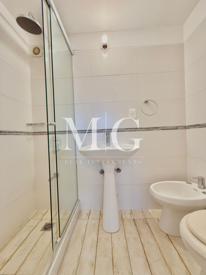 Apartamento ID.1556 - Alquiler Anual Península con vista a la Brava; 4 dormitorios, cochera doble; parrillero 