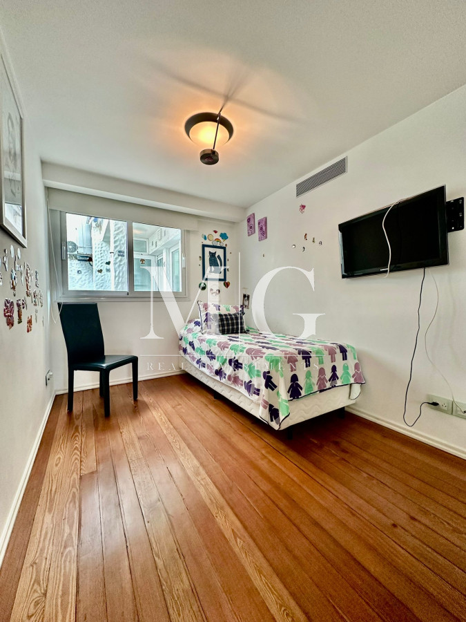 Apartamento ID.1230 - Apartamento 3 dormitorios reciclado a nuevo! zona puerto, cochera, parrillero propio, patio!
