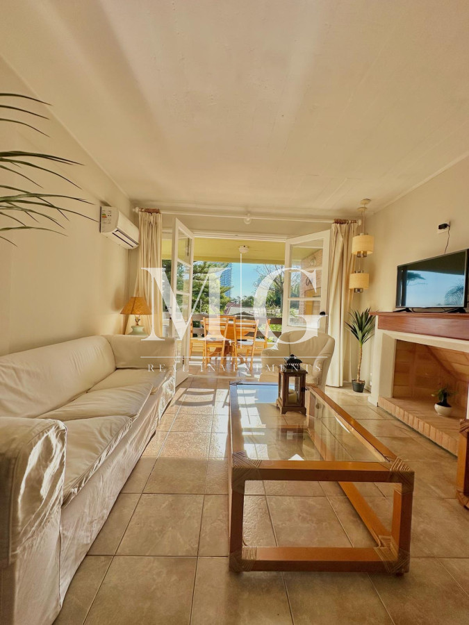 Apartamento ID.1196 - Alquiler Anual Apartamento 2 dormitorios zona Mansa, parrillero, cochera; Gc incluidos