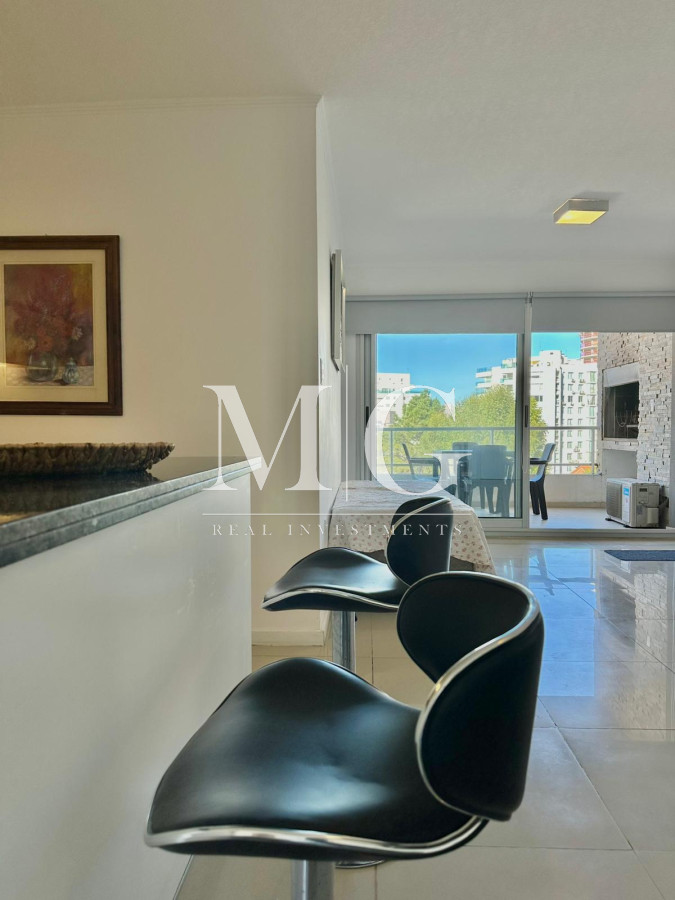 Apartamento ID.1286 - Zona Aidy Grill Playa Brava, 2 dormitorios con cochera. Edificio con servicios!