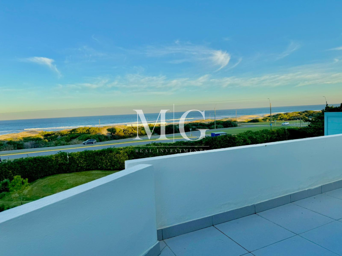 Apartamento ID.1576 - Dúplex con gran potencial, vista al mar y espacios amplios en una ubicación privilegiada.