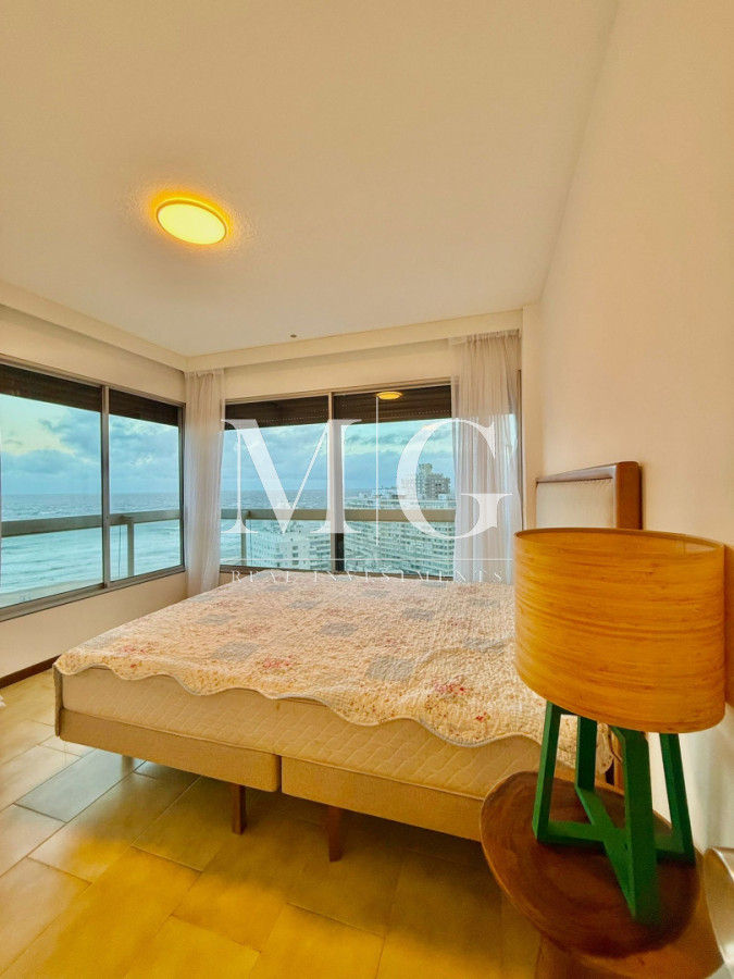 Apartamento ID.1556 - Alquiler Anual Península con vista a la Brava; 4 dormitorios, cochera doble; parrillero 