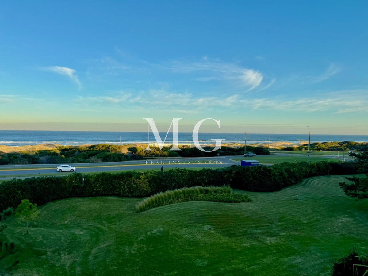 Apartamento ID.1576 - Dúplex con gran potencial, vista al mar y espacios amplios en una ubicación privilegiada.