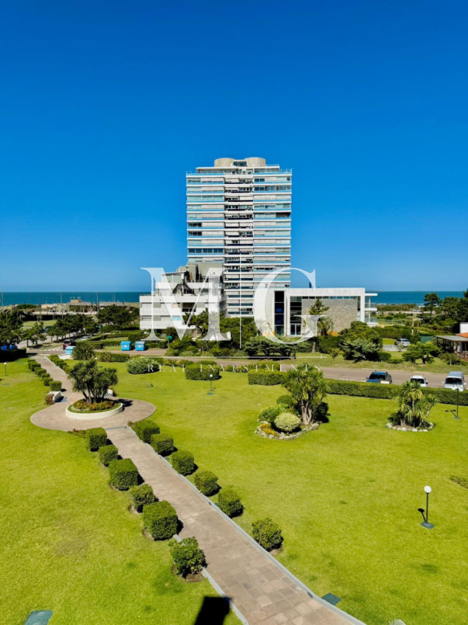 Apartamento ID.990 - Aidy Grill Apartamento en Venta a 100mt de Playa Brava, con cochera subsuelo!