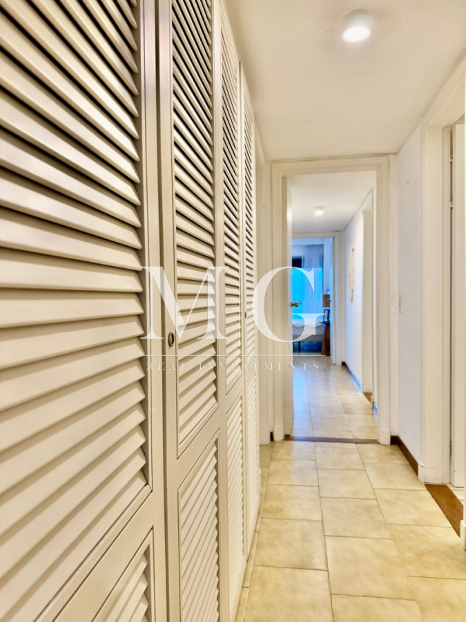 Apartamento ID.1556 - Alquiler Anual Península con vista a la Brava; 4 dormitorios, cochera doble; parrillero 