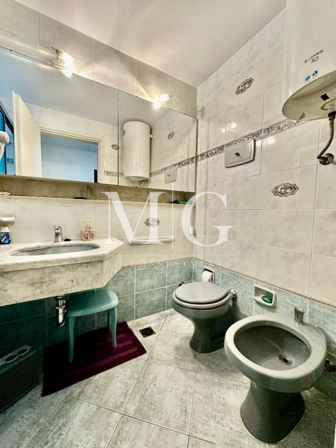 Apartamento ID.979 - Mansa 1 y 1/2 dormitorios en primera linea con cochera, Bajas expensas!