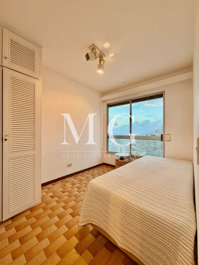 Apartamento ID.1556 - Alquiler Anual Península con vista a la Brava; 4 dormitorios, cochera doble; parrillero 