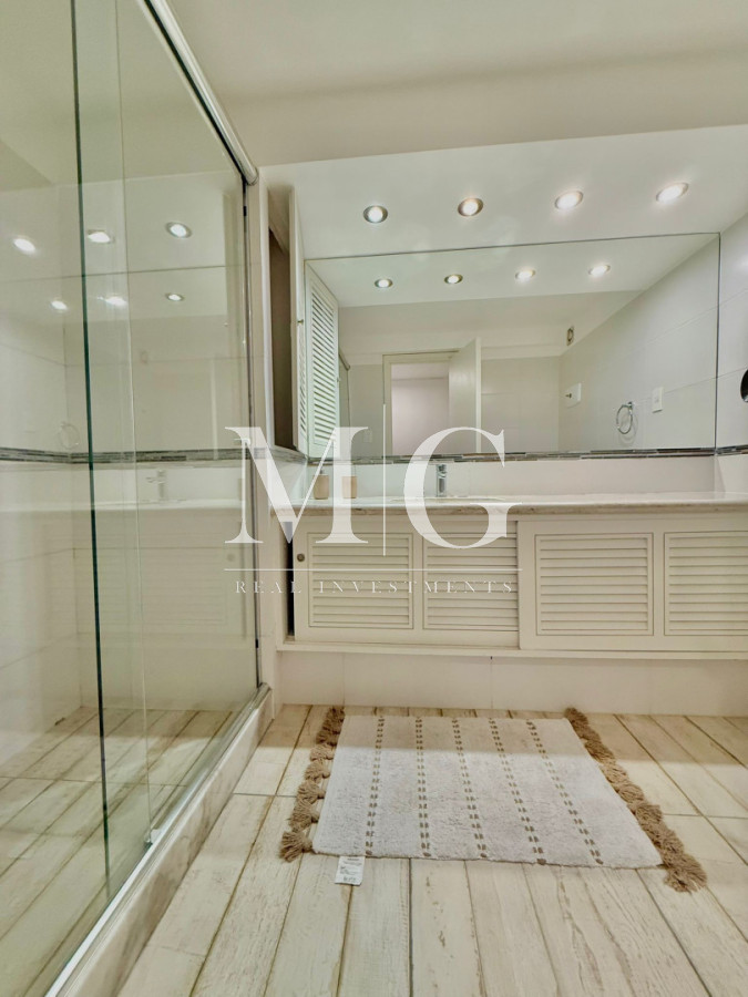 Apartamento ID.1556 - Alquiler Anual Península con vista a la Brava; 4 dormitorios, cochera doble; parrillero 