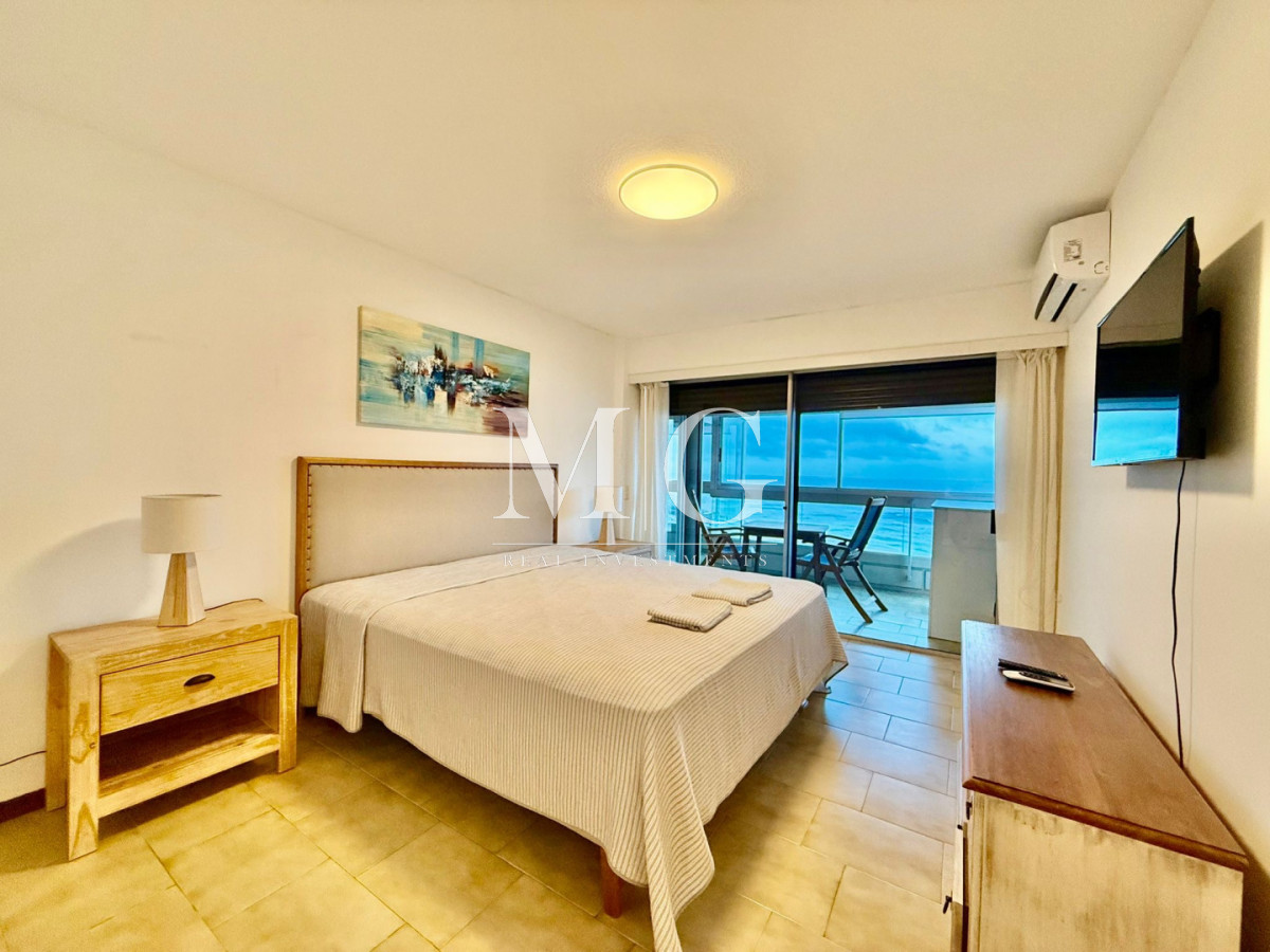 Apartamento ID.1556 - Alquiler Anual Península con vista a la Brava; 4 dormitorios, cochera doble; parrillero 