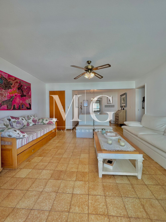 Apartamento ID.278 - Venta Apartamento 2 dormitorios frente al mar Edificio con servicios