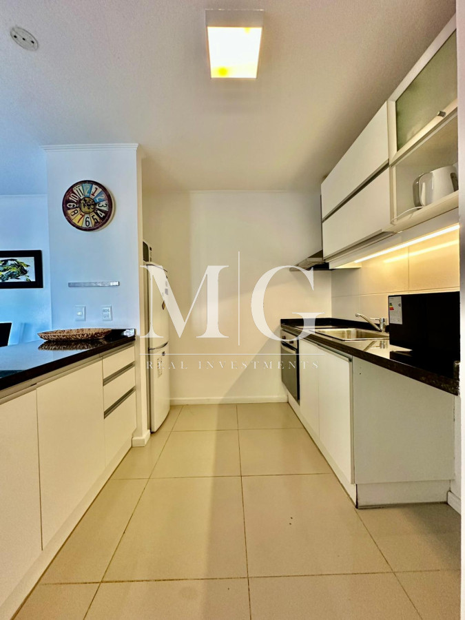 Apartamento ID.1286 - Zona Aidy Grill Playa Brava, 2 dormitorios con cochera. Edificio con servicios!