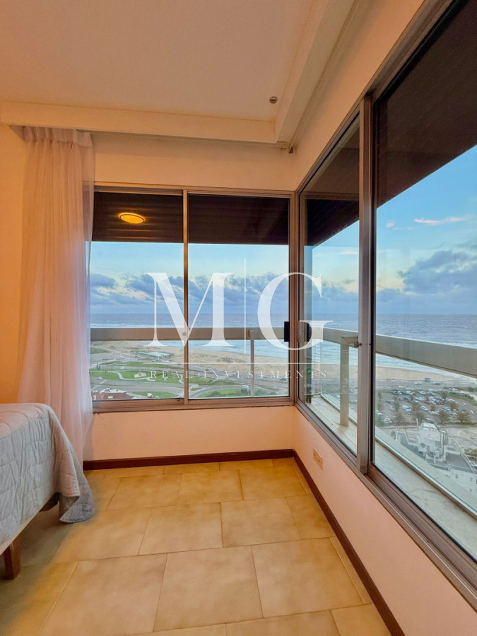 Apartamento ID.1556 - Alquiler Anual Península con vista a la Brava; 4 dormitorios, cochera doble; parrillero 