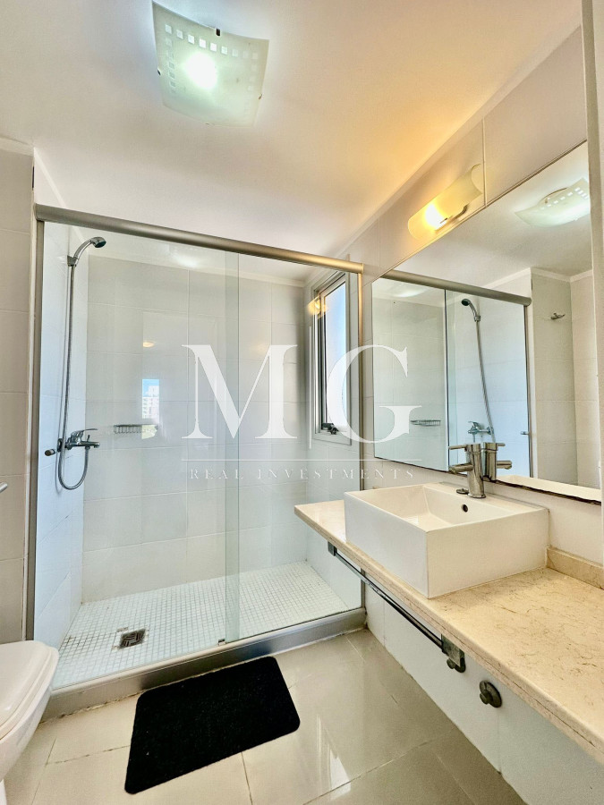 Apartamento ID.1286 - Zona Aidy Grill Playa Brava, 2 dormitorios con cochera. Edificio con servicios!
