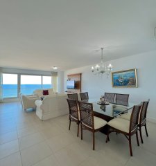 Venta Apartamento 2 dorm + dep.servicio primera linea con vista al mar, Edificio con servicios