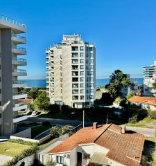 Zona Aidy Grill Playa Brava, 2 dormitorios con cochera. Edificio con servicios!