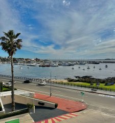 Apartamento 2 dormitorios con vista al puerto, cochera propia. Excelente estado!