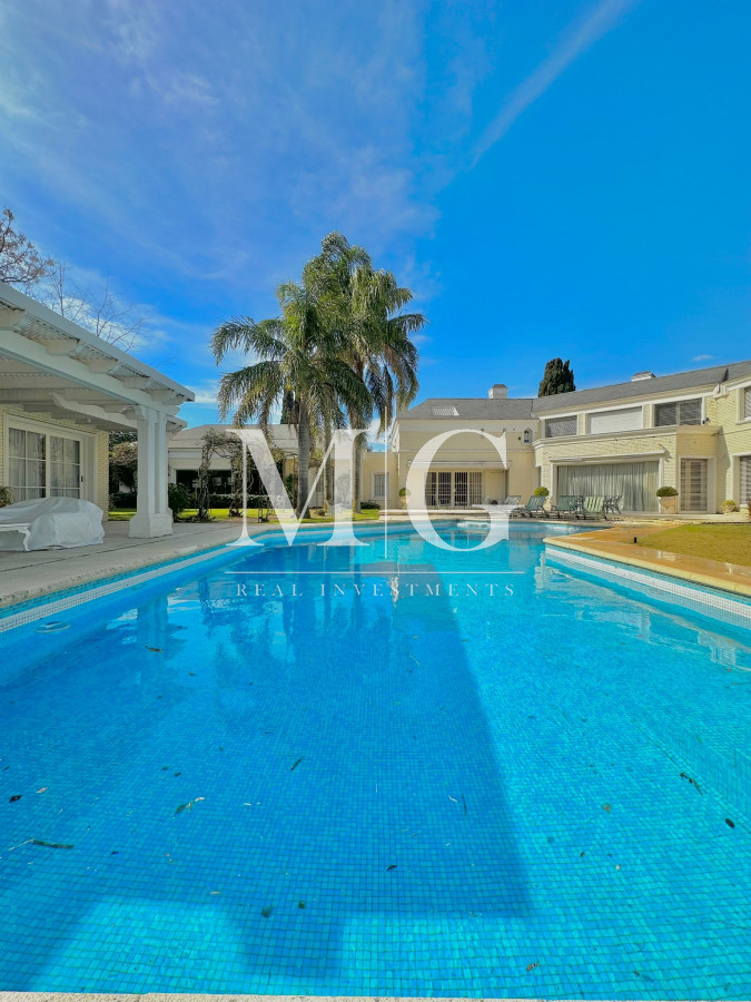 Casa ID.766 - Espectacular Casa esquinera en Venta zona Carrasco, 7 dormitorios