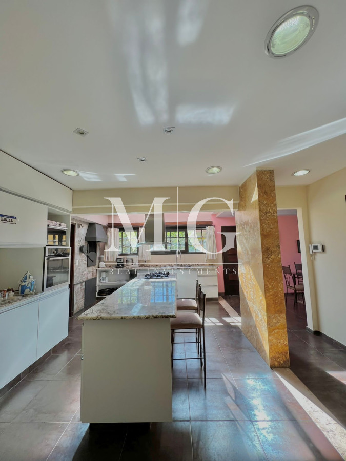 Casa ID.147 - Venta Casa zona Shopping 4 dormitorios + dep.servicio y piscina