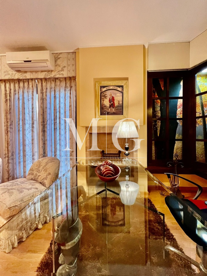 Casa ID.296 - 9 DORMITORIOS ZONA COLEGIOS, BARRIO RESIDENCIAL!