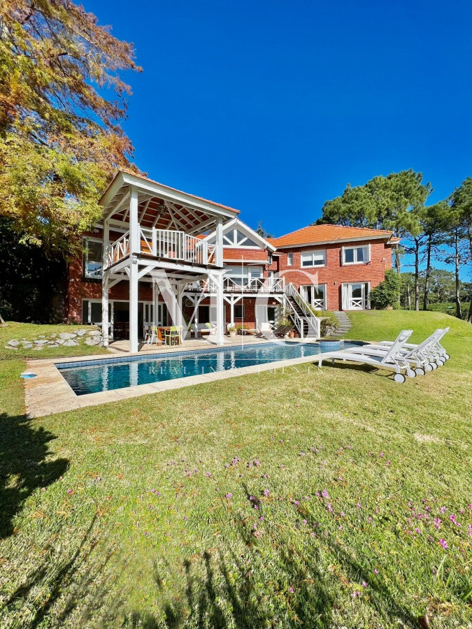 Casa ID.319 - Venta Casa zona Golf, 5 dorm.+ dep.servicio, barbacoa y piscina 